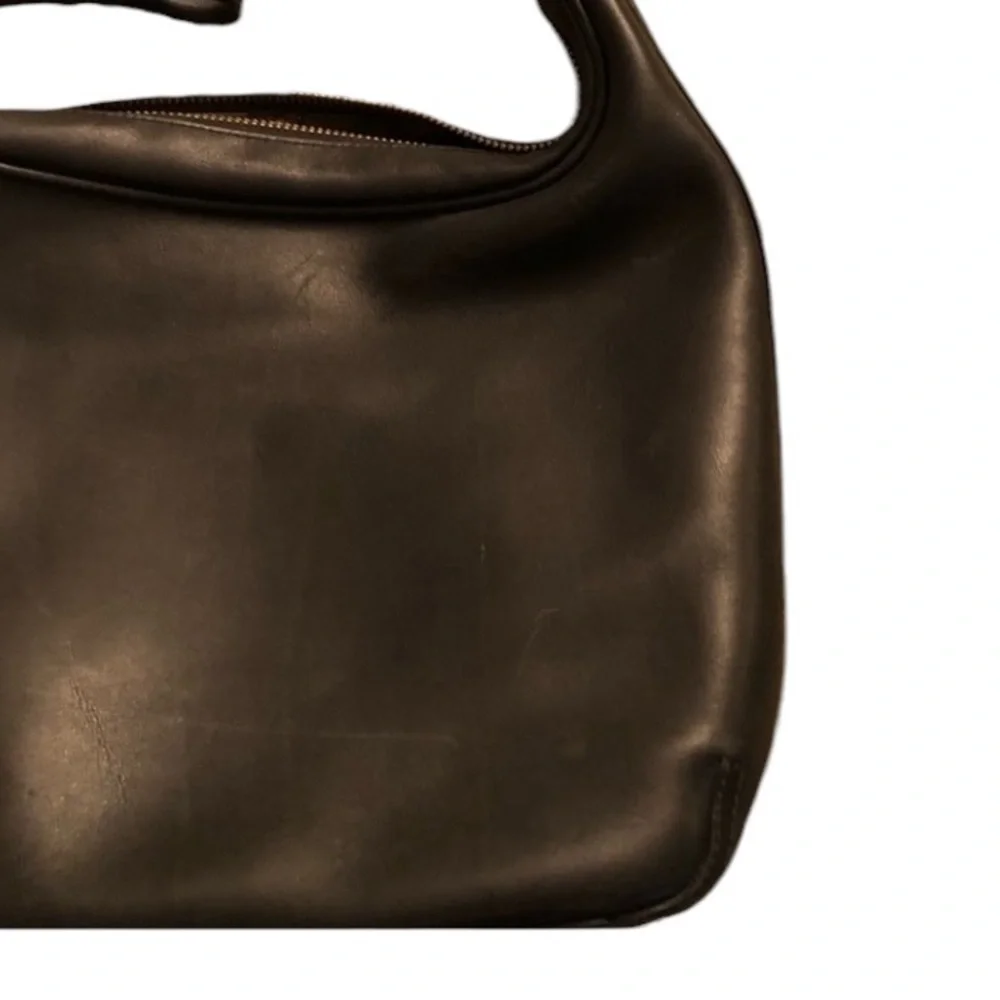 Coach black leather shoulder bag like new , vintage great size not heavy